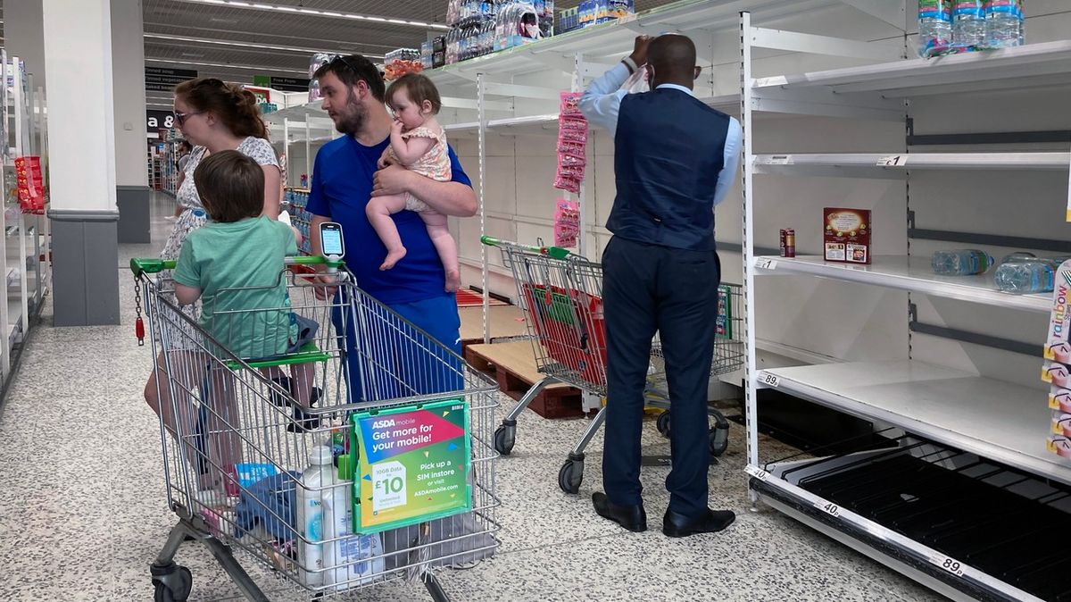V britských supermarketech chybí zboží. Zaměstnanci jsou v nucené izolaci
